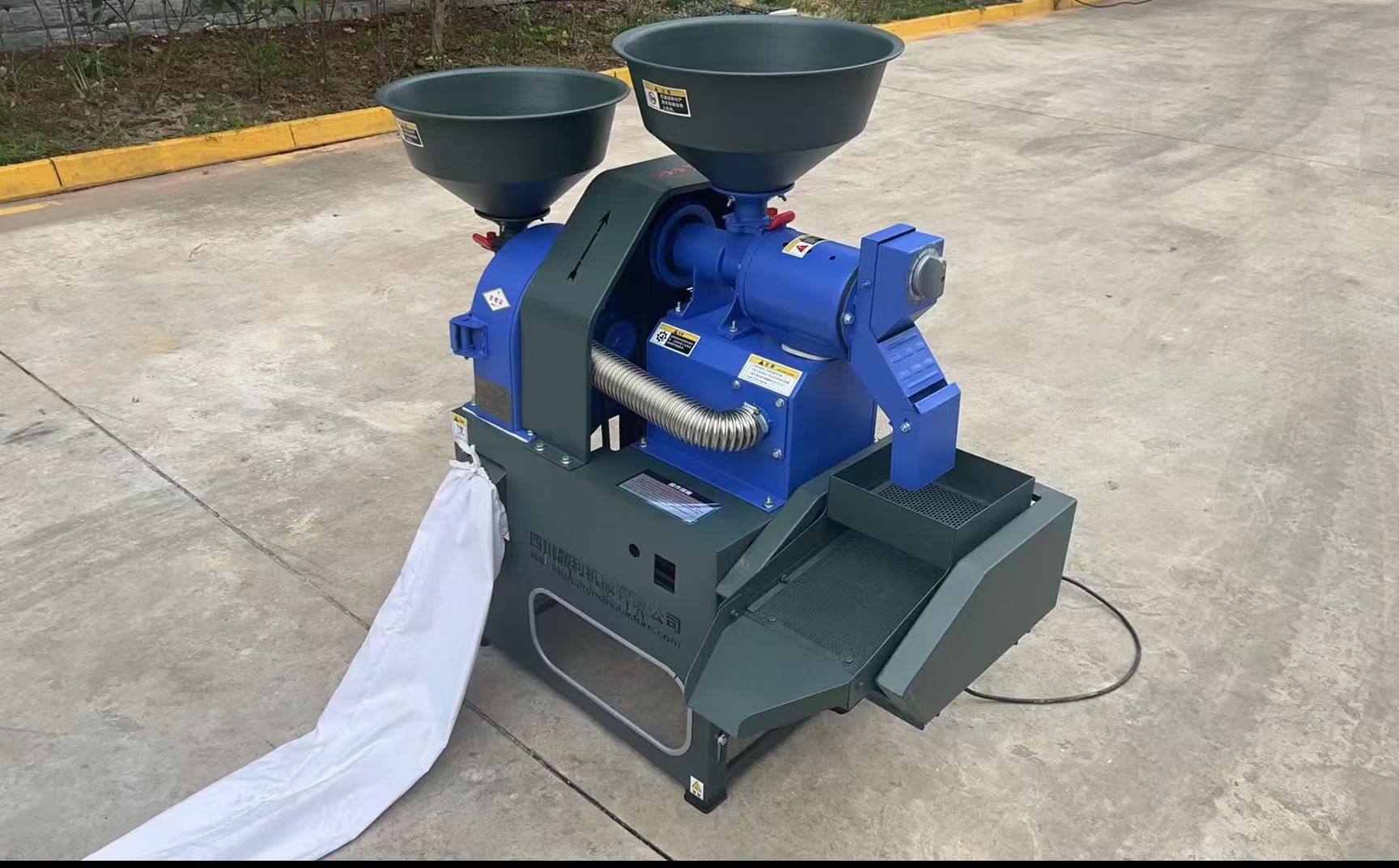 New rice threshing and crushing machine Household small fine bran rice miller Co